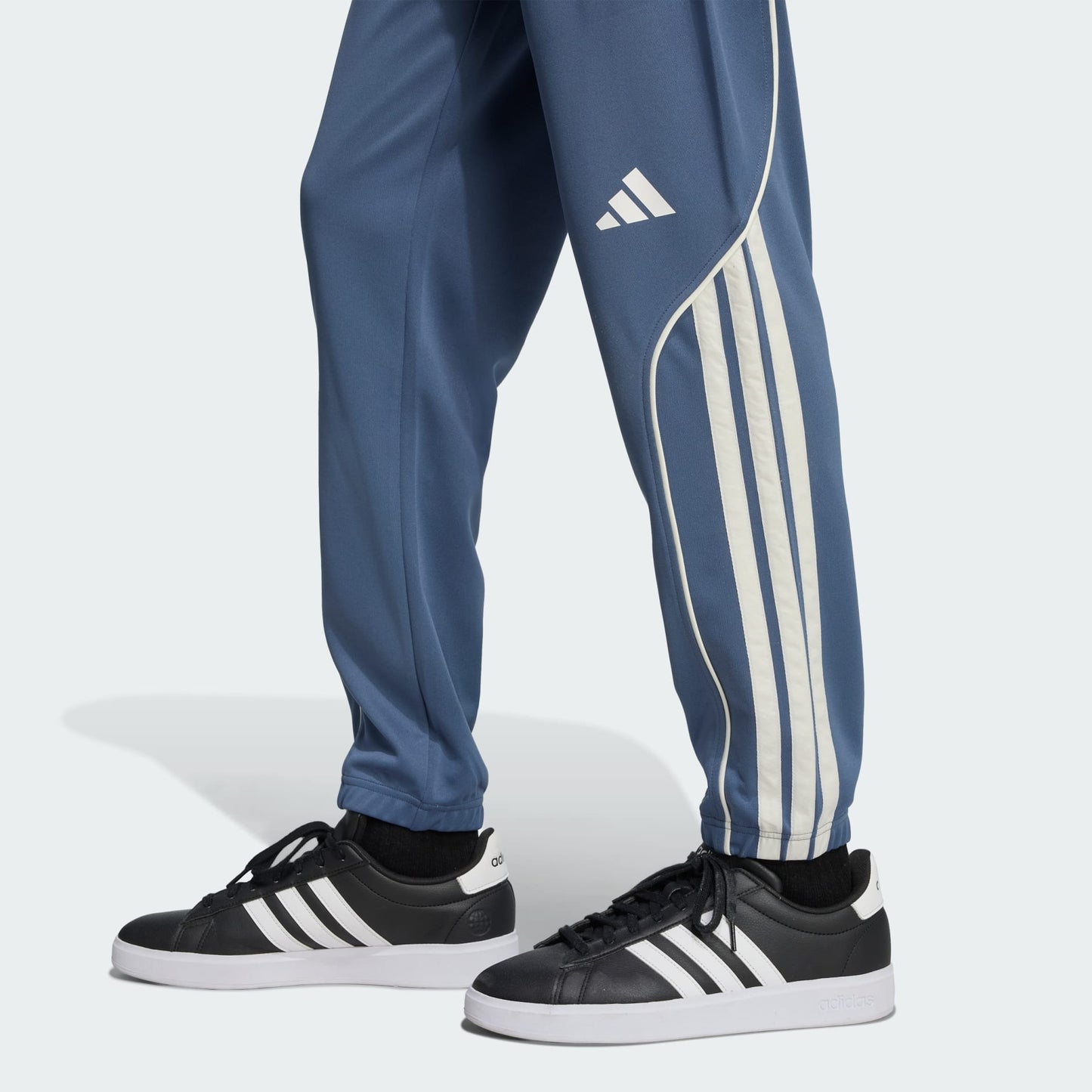 https://assets.adidas.com/images/w_1880,f_auto,q_auto/076cc6d59ed744ee99877893c5ec2b2f_9366/JX5529_42_detail.jpg
